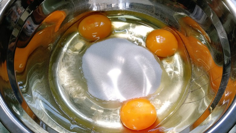 柠檬蛋糕（6寸）,把鸡蛋、细砂糖装入打蛋盆。