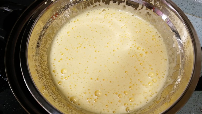 柠檬蛋糕（6寸）,隔热水，用打蛋器低速打发。
