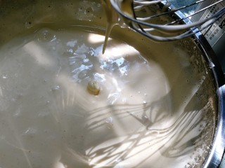 柠檬蛋糕（6寸）,鸡蛋霜达到40度时取出打蛋盆，继续打至七分发。
