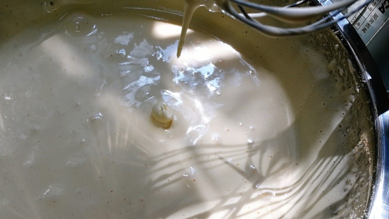 柠檬蛋糕（6寸）,鸡蛋霜达到40度时取出打蛋盆，继续打至七分发。