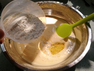 柠檬蛋糕（6寸）,撒入面粉。一边撒一边用刮刀翻拌，以免面粉结块。