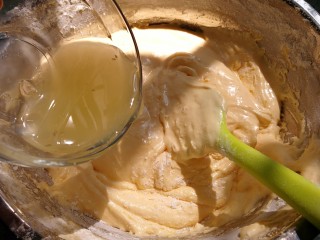 柠檬蛋糕（6寸）,拌至面粉和鸡蛋霜基本融合时，加入柠檬汁（要预留13克柠檬汁在最后做柠檬糖霜），翻拌均匀。