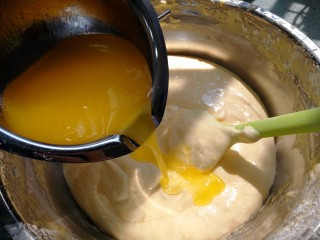 柠檬蛋糕（6寸）,烤箱预热上火180度，下火160度。加入液化黄油，边加边翻拌。