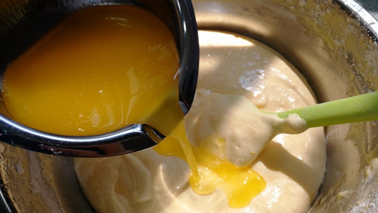 柠檬蛋糕（6寸）,烤箱预热上火180度，下火160度。加入液化黄油，边加边翻拌。