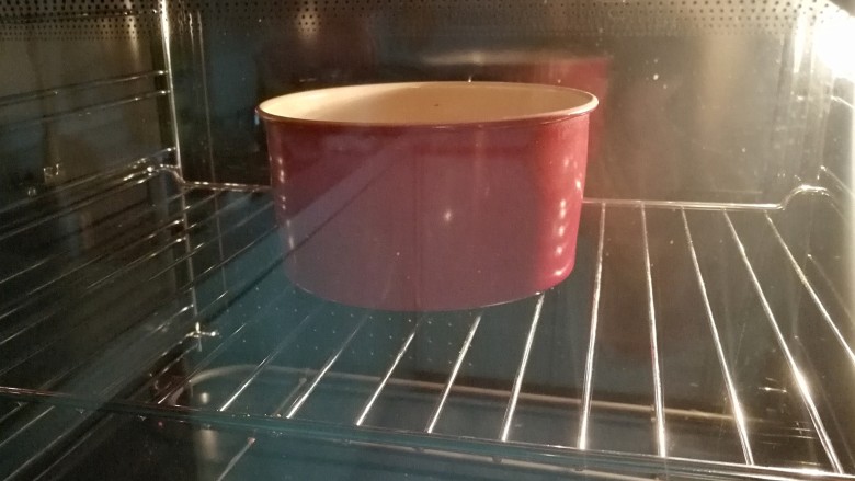 柠檬蛋糕（6寸）,入烤箱，上火180度，下火160度，烘烤35分钟。