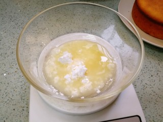 柠檬蛋糕（6寸）,现在做柠檬糖霜。把预留的柠檬汁和糖粉倒入碗里。