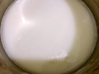 椰汁千层马蹄糕,加入300克清水搅拌均匀粉类融化