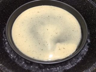 椰汁千层马蹄糕,水滚开后
先舀一层黄糖生熟浆（大家用一个勺子可以固定量，这样蒸出来层次才会均匀）