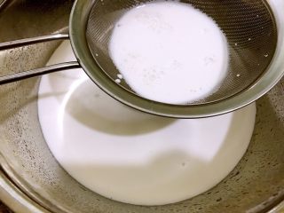 椰汁千层马蹄糕,搅拌均匀粉类融化后，过筛一次