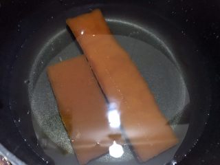 椰汁千层马蹄糕,350克水和180克黄片糖放入奶锅里，加热至片糖融化