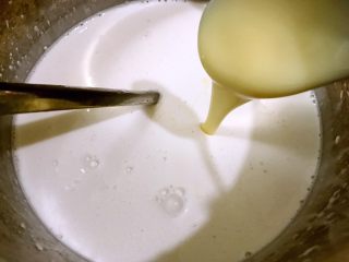 椰汁千层马蹄糕,加入60克炼奶