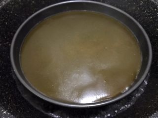 椰汁千层马蹄糕,盖上锅盖蒸2分钟左右，等粉层变透明即可