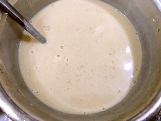 椰汁千层马蹄糕,黄糖层生熟浆就做好了
再把前面做好的椰汁层拿出来