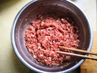 香芹水饺,用筷子朝着一个方向搅，这样搅好的肉馅才劲道，静置30分钟左右让肉更进一步入味