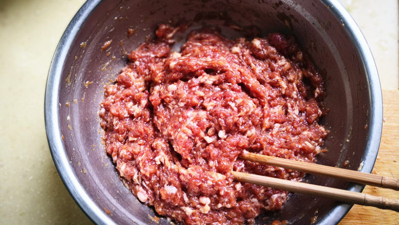 香芹水饺,用筷子朝着一个方向搅，这样搅好的肉馅才劲道，静置30分钟左右让肉更进一步入味