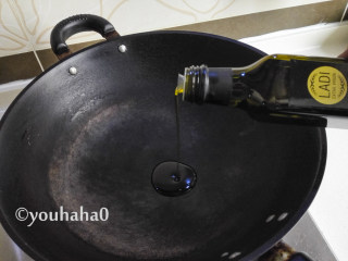 香椿芽炒鸡蛋,炒锅烧热，放入适量的植物油或橄榄油
