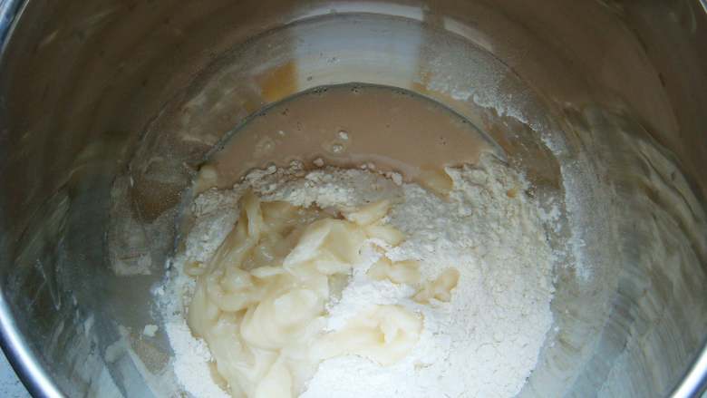 小柿子面包,面粉里放入盐。酵母粉用少许温水（分量内）融化倒入面粉中。倒入汤种。加入剩余的水开始和面。