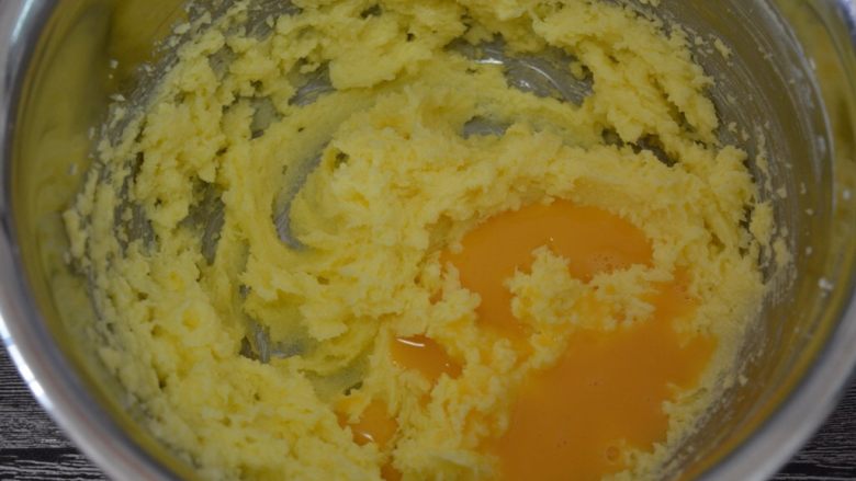 玫瑰花果仁香脆饼,加入鸡蛋液，打至完全乳化（无油水分离状）