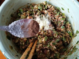 猪肉香菜灌汤水饺,加入少许花椒粉。