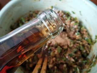 猪肉香菜灌汤水饺,加入15克料酒。