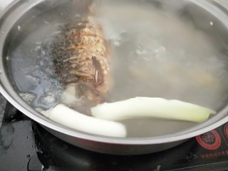 鲫鱼豆腐汤,开锅放入大葱。