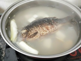 鲫鱼豆腐汤,熬制汤汁奶白色放入豆腐。