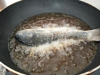 鲫鱼豆腐汤,我刚炸制豆泡的油，不是很清了，趁热正好炸鱼了。