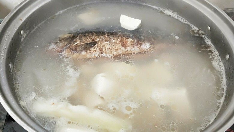 鲫鱼豆腐汤,豆腐不易熬制太长时间，开锅就可以了，