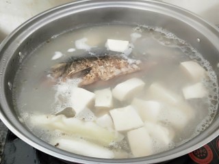 鲫鱼豆腐汤,熬制好的鱼汤可可以出锅了。
