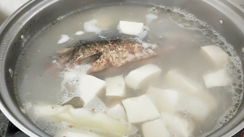 鲫鱼豆腐汤,熬制好的鱼汤可可以出锅了。