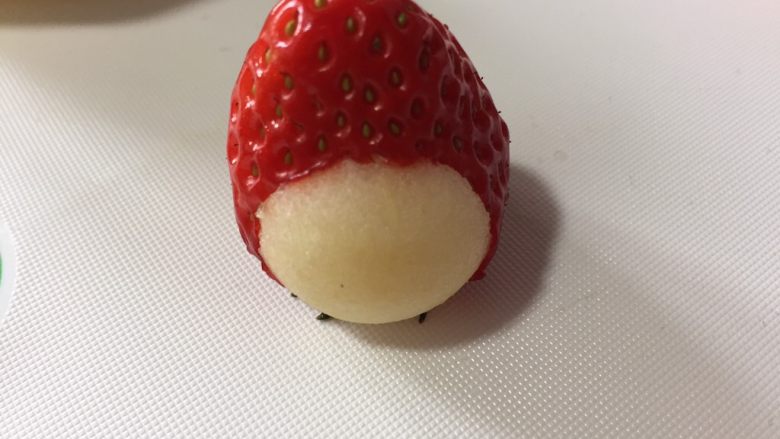 10分钟快手早餐系列篇（七）,把苹果小球填入草莓身体，小球凸起一面朝外
