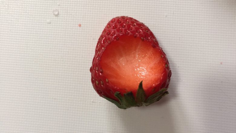 10分钟快手早餐系列篇（七）,在草莓的下端这样挖个小球洞
