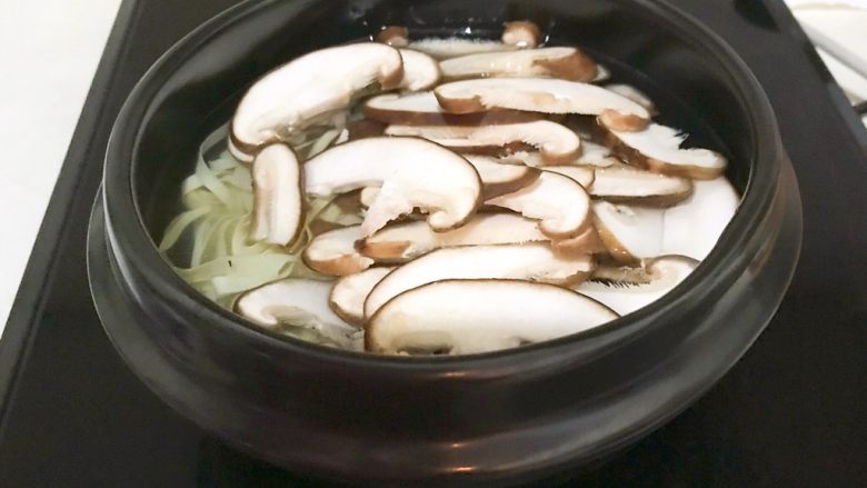 鲜贝豆丝杂蔬汤,加入香菇