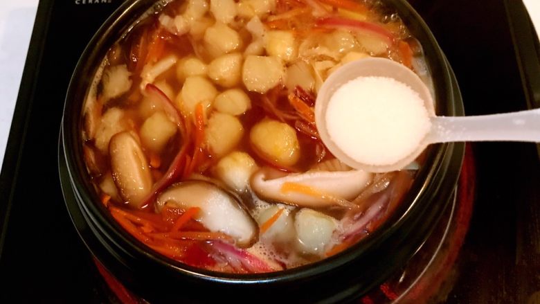 鲜贝豆丝杂蔬汤,烧开后加入精盐调味即可