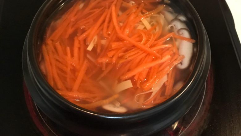 鲜贝豆丝杂蔬汤,加入胡萝卜丝，烧开后煮10分钟