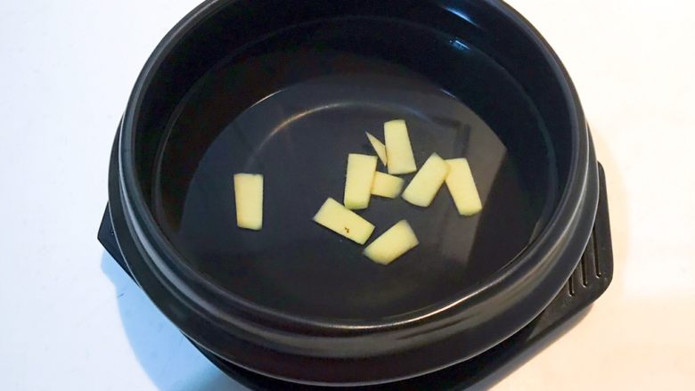 鲜贝豆丝杂蔬汤,砂锅加入冷水，放入姜片