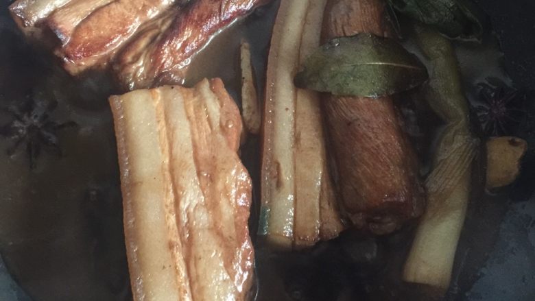 柱鼎石,煮好的肉，用筷子扎肉皮，不是很费力就可以扎透。