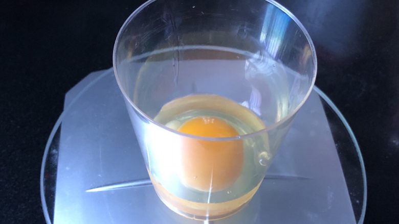 小茶杯里的肉炖蛋,蒸肉馅时准备蛋液。如果杯子较大，就用两个蛋。我的杯子小，所以打了一个蛋。