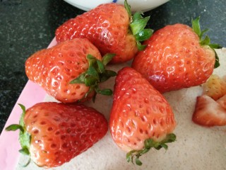 草莓果冻,草莓要用盐水泡五分钟再冲洗，把蒂也得去掉