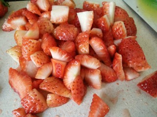 草莓果冻,草莓切成小块备用