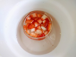 草莓果冻,然后隔水放入冰水中拔凉