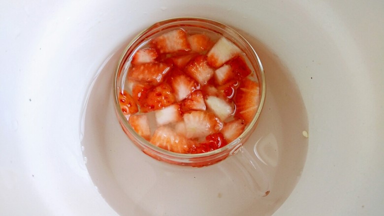 草莓果冻,然后隔水放入冰水中拔凉