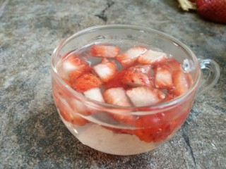 草莓果冻,放凉后的吉利丁水倒入