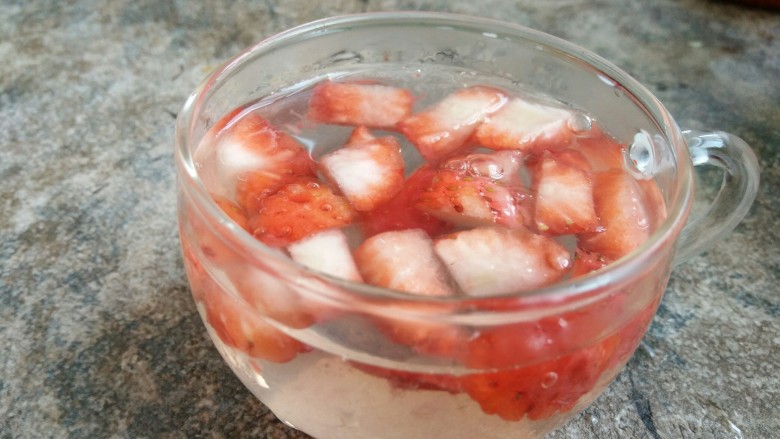 草莓果冻,放凉后的吉利丁水倒入