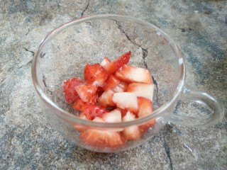 草莓果冻,容器里要放入草莓粒（我用的杯子）