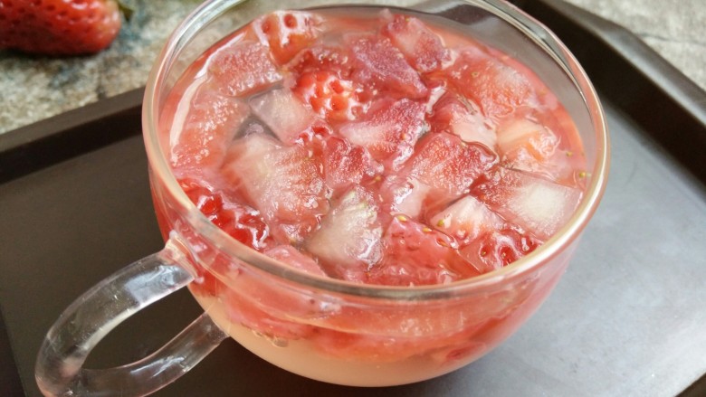 草莓果冻,放冰箱冷藏定型4小时以上