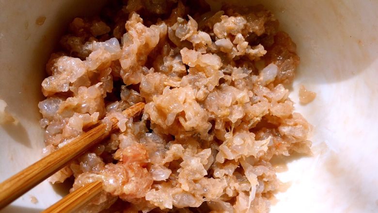 三鲜馅水饺,用筷子搅拌均匀，裹了玉米淀粉的虾仁吃起来口感更嫩