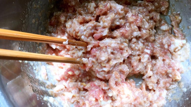 三鲜馅水饺,用筷子顺着一个方向，快速搅拌至肉馅跟材料充分融合，再搅打2分钟，让肉馅起筋，之后入冰箱冷藏