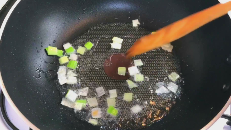  耗油杏鲍菇,葱白部分 或者大葱切碎炒香它 