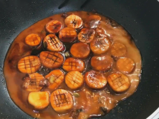  耗油杏鲍菇,把倒入的水淀粉煮开